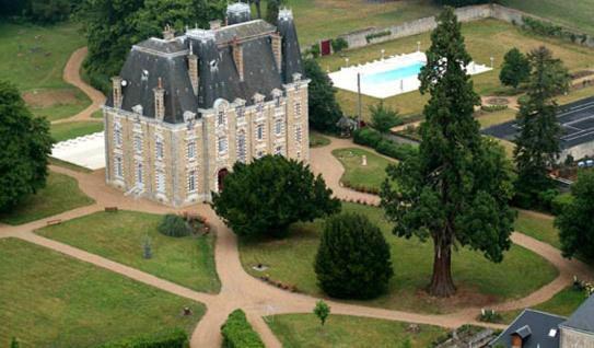 Chateau De Montbraye Bed & Breakfast *