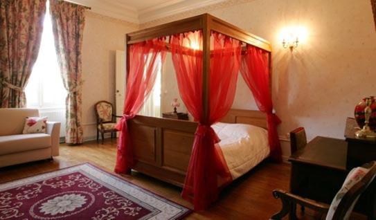 Chateau De Montbraye Bed & Breakfast
